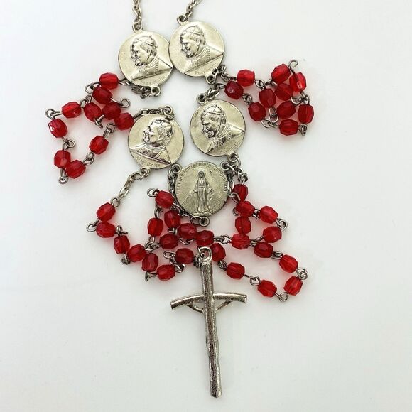 Saint Pope John Paul II Commemorative Red Beads Rosary Decade Medal Religious - Picture 7 of 9